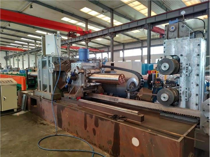 Soustruh WXC255Y SEMIAUTOMATIC TYPE BEZ STŘEDU